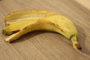 Utilizzare la buccia di banana in casa per risolvere problemi quotidiani e risparmiare