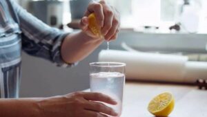 Una nutrizionista spiega 5 validi motivi per bere acqua e limone al mattino