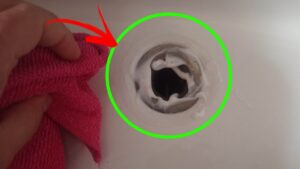 Trucchetti per rimuovere il cerchio giallo di calcare dal lavandino del bagno