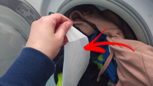 Come preparare in casa dei fogli acchiappacolore per il bucato, è facilissimo!