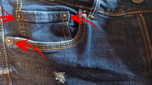 Non tutti sanno a cosa servono davvero i bottoncini sulle tasche dei jeans