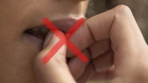 Onicofagia: 15 rimedi per smettere di mangiare le unghie