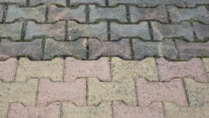 Il trucco geniale per far risplendere qualsiasi tipologia di pavimenti esterni