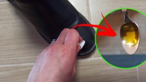 Il trucchetto semplice ed economico per smacchiare e lucidare le scarpe in pelle
