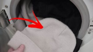 Lavare sciarpe e cappelli senza infeltrirli? Prova a fare così
