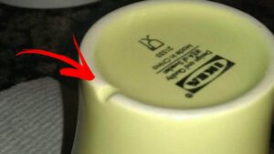 Vi siete mai chiesti a cosa serve la tacca sul fondo delle tazze? Provate a pensarci… Ha uno scopo ben preciso