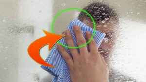 Pulisci così gli specchi del bagno per averli sempre impeccabili