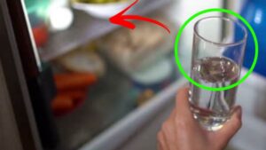 Addio cattivi odori in frigo, bastano due bicchieri di aceto