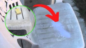 Con questi trucchi le sedie in resina torneranno pulite