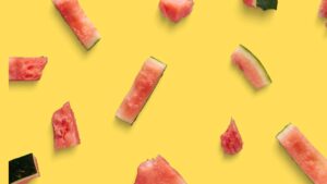 Non fare come tutti, non gettare le bucce del cocomero. Rimarrai sorpreso quando scoprirai a cosa possono servirti