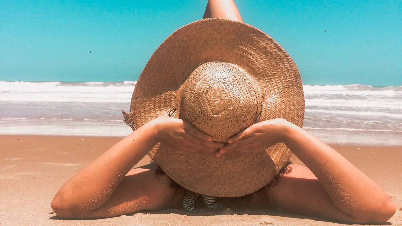 Donna rilassata in spiaggia