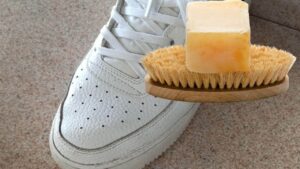 Il trucchetto formidabile per far tornare come nuove le tue scarpe bianche