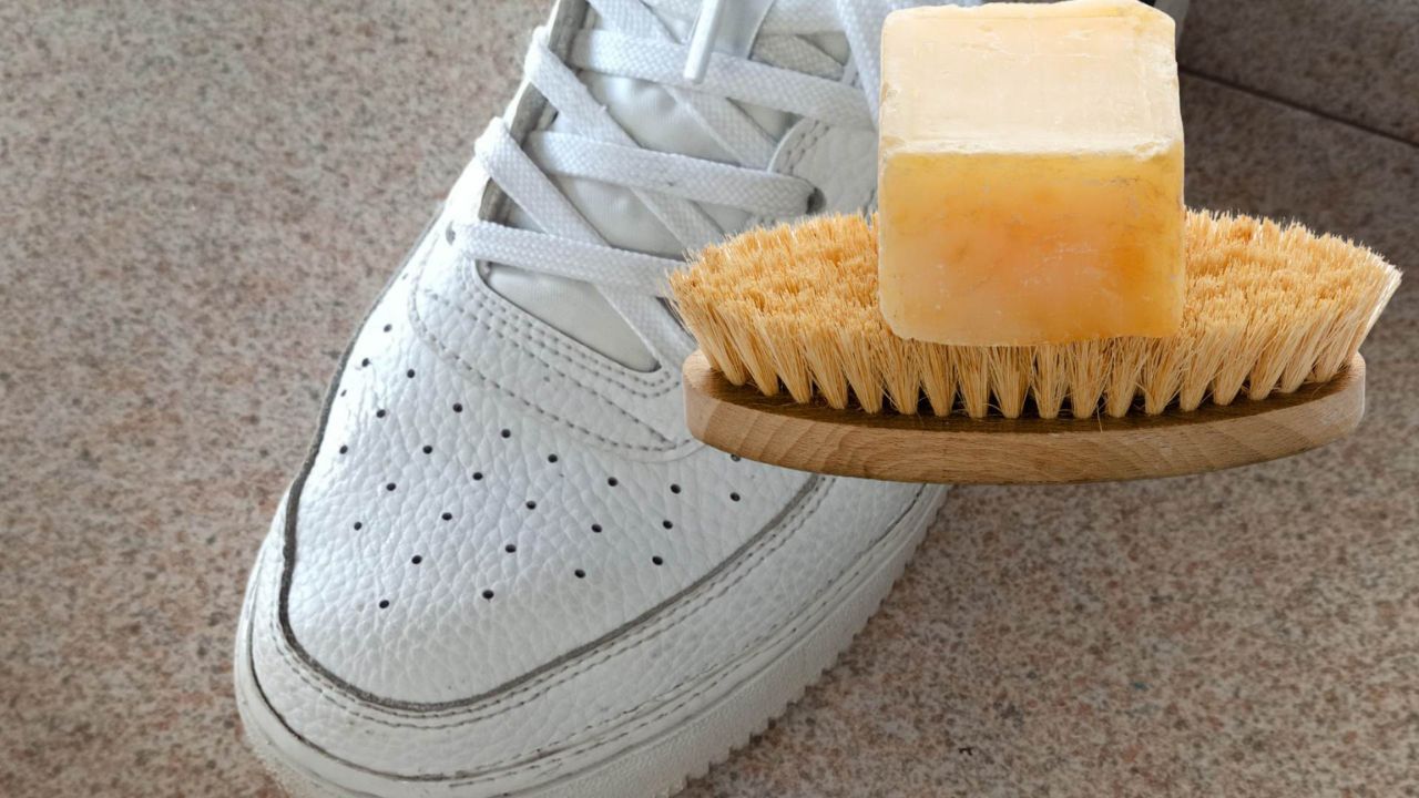 Pulire scarpe bianche