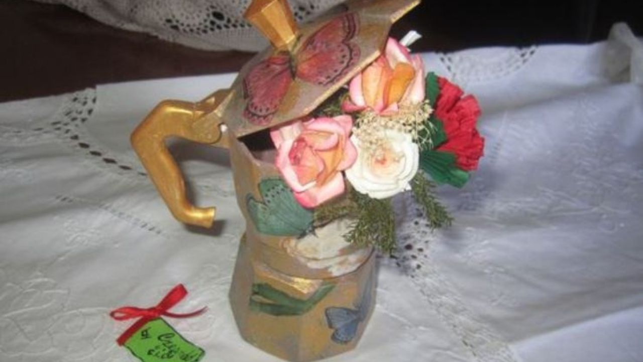 Vecchia moka come vaso per i fiori