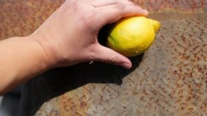 Puoi dire addio alle macchie di ruggine sul balcone, prova questo formidabile rimedio della nonna