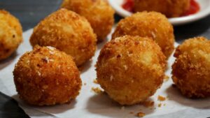 Scommettiamo che così non le hai mai mangiate: solo 3 ingredienti per la ricetta delle polpette di patate