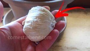 Prima gettavo sempre via le bucce d’aglio, ma da quando ho scoperto cosa posso farci, non le lasco più