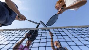 È il nuovo sport dell’estate da fare in spiaggia, tutti lo adorano: si chiama pickleball