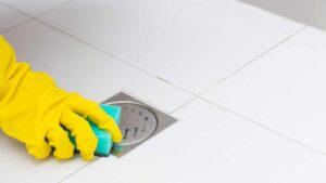 Se la sabbia finisce nello scarico della doccia, intervieni subito così