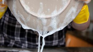 Il giusto modo per lavare i piatti sporchi: solo 10 minuti e senza fatica