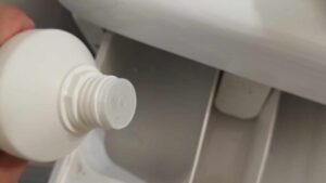 Hai dell’acqua ossigenata in casa? Allora dovresti sapere che puoi risolvere questi problemi della lavatrice