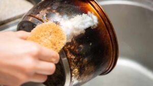 Finalmente un rimedio efficace, ecco come eliminare le bruciature delle pentole con una miscela fatta in casa semplice ed economica