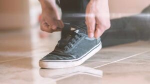 Hai delle scarpe che sono troppo strette? In poco tempo, se fai così, risolverai il problema