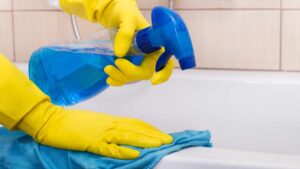 Pulisci così la vasca da bagno, tornerà splendente in un attimo