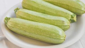 Il trucco per mantenere fresche le zucchine in frigorifero: non diventeranno molli