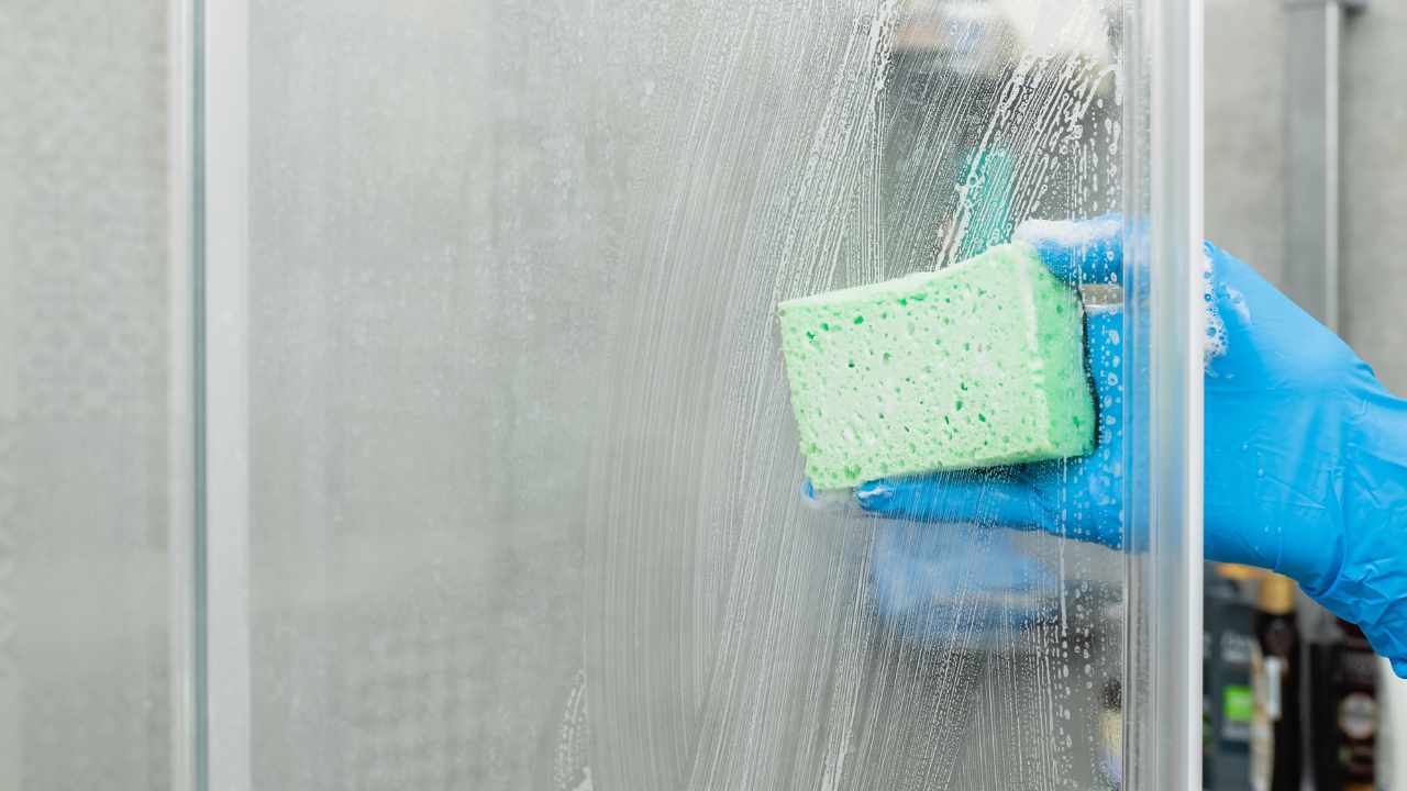 Togliere calcare dal bagno