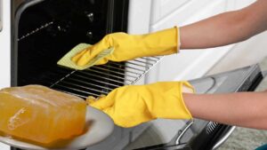 Pulire il forno: ne basta un pezzetto e tornerà splendente e profumato