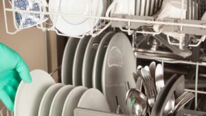 Caricare la lavastoviglie nel modo corretto: risparmierai corrente