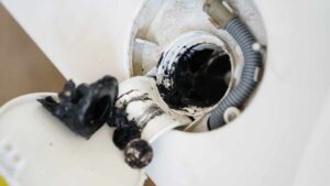 Come pulire il filtro della lavatrice in modo corretto: forse non lo sai ma è un ricettacolo di batteri