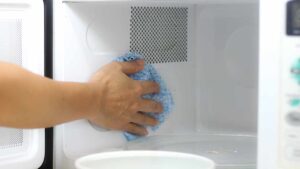 Qual è il metodo migliore per pulire ed igienizzare il microonde: scoprilo qui