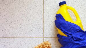 Muffa sulle fughe: grazie all’acqua ossigenata torneranno come nuove