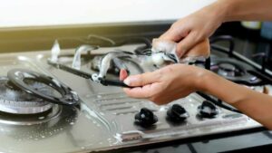 Pulisci i fuochi della cucina con aceto e sapone di Marsiglia, torneranno splendenti