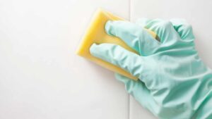 Come sgrassare velocemente le piastrelle della cucina: torneranno splendenti