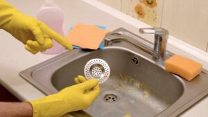 Si, anche i tappi del lavello vanno igienizzati: questo è il modo giusto