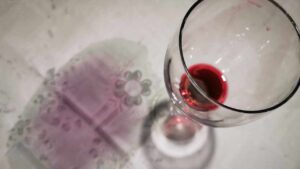 Macchie sulla tovaglia: con questi trucchetti dirai addio agli aloni