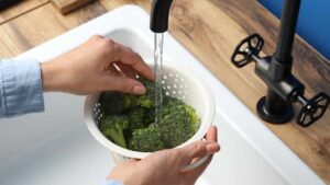 Non come hai sempre fatto… come cuocere i broccoli per mantenere intatte le vitamine senza bollirli o friggerli