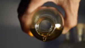 Se pulisci così le bottiglie dell’olio potrai riutilizzarle