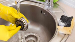 Macchie e aloni su tutta la cucina? Così tornerà a splendere