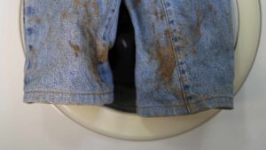 Fango sui jeans? Con i giusti rimedi potrai dire addio alle macchie