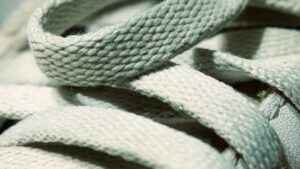 Scarpe pulite ma i lacci sono rimasti neri? Se fai così torneranno pulitissimi