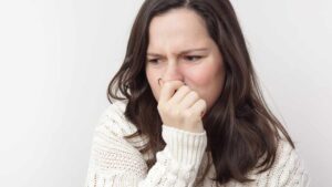 La puzza di sudore dai maglioni non si toglie? Prova a fare così