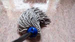 Come pulire e profumare i pavimenti con soli due ingredienti