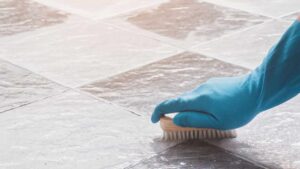 Come usare il bicarbonato per sbiancare le fughe del pavimento