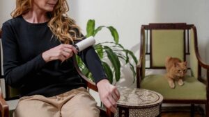 Vestiti pieni di pelucchi nonostante i lavaggi? Bastano questi trucchetti e saranno sempre impeccabili