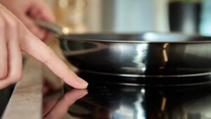 Come devono essere le padelle e le pentole per il piano ad induzione e come usarle?