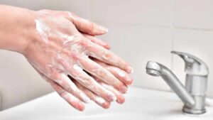 È meglio la saponetta o il sapone liquido?